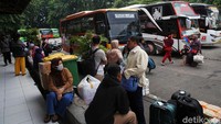 Kepala Terminal Kampung Rambutan Yulza Ramadhoni mengatakan, jumlah penumpang bus naik 10 persen pada bulan ini.