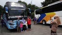 Terlihat penumpang tujuan pulau Sumatera mendominasi pemudik siang ini di Terminal Kampung Rambutan.