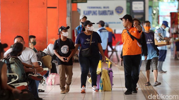 Jelang Nataru Penumpang Bus di Terminal Kampung Rambutan Meningkat Jelang libur Natal dan Tahun Baru jumlah penumpang bus di Terminal Kampung Rambutan, Jakarta, meningkat. Terjadi kenaikan jumlah penumpang sebesar 10 persen.