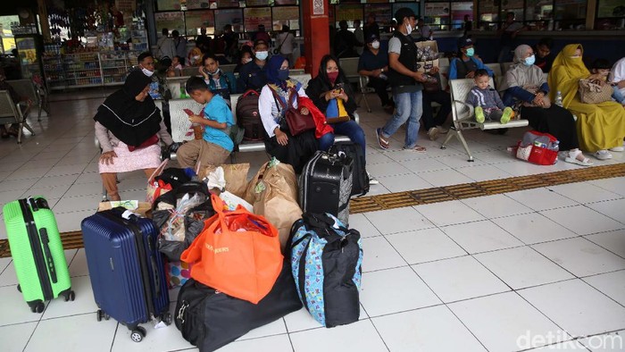 Jelang libur Natal dan Tahun Baru jumlah penumpang bus di Terminal Kampung Rambutan, Jakarta, meningkat. Terjadi kenaikan jumlah penumpang sebesar 10 persen.