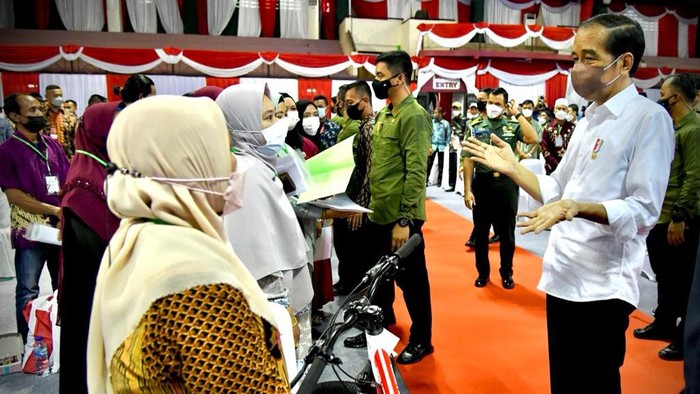 Jokowi bagi-bagi sepeda di Kalimantan Utara