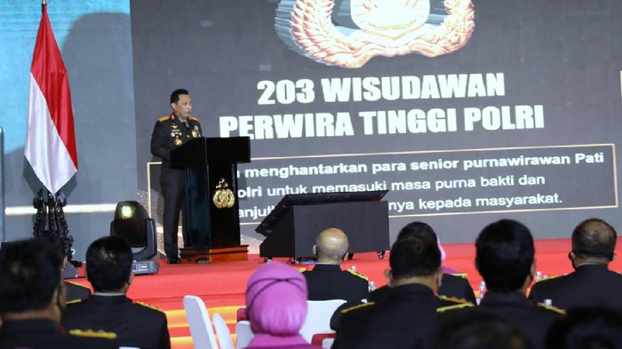Kapolri Jenderal Listyo Sigit menghadiri acara pembinaan tradisi pra-pengakhiran dinas Pati Polri tahun 2021