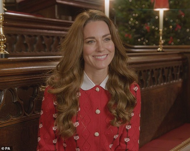 Busana warna merah kembali menjadi pilihan Kate Middleton untuk acara Natal 2021. Kali ini Kate mengenakan sweater merah untuk iklan konser Natal 2021 di Westminster Abbey, tempat pernikahannya dengan Pangeran William. Foto: Dok. ITV