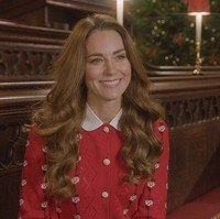 Busana warna merah kembali menjadi pilihan Kate Middleton untuk acara Natal 2021. Kali ini Kate mengenakan sweater merah untuk iklan konser Natal 2021 di Westminster Abbey, tempat pernikahannya dengan Pangeran William. Foto: Dok. ITV