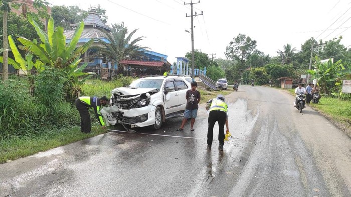 Kecelakaan 2 unit mobil jenis SUV terjadi di Musi Banyuasin, Sumatera Selatan (Sumsel). Seorang pria tewas dalam kecelakaan maut tersebut. (dok Istimewa)
