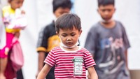Anak-anak ini tampak diberi mainan untuk menghilangkan trauma.