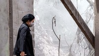 Dengan memakai masker, Puan melihat-lihat rumah yang terdampak erupsi Semeru.