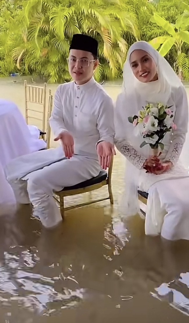 Namun ternyata banjir tidak menjadi penghalang bagi pasangan pengantin ini yang tetap menggelar acara pernikahan. Kisah tersebut terungkap dari video yang diunggah oleh akun TikTok, Opie (@Asyikonnnnnnnnnn). Dalam video viral tersebut terlihat pengantin asyik melakukan sesi foto di tengah banjir. Dan keduanya juga menikmati momen duduk di atas pelaminan saat banjir. Foto: Dok. Tangkapan layar akun TikTok @asyikonnnnnnnnnn.