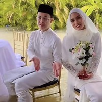 Namun ternyata banjir tidak menjadi penghalang bagi pasangan pengantin ini yang tetap menggelar acara pernikahan. Kisah tersebut terungkap dari video yang diunggah oleh akun TikTok, Opie (@Asyikonnnnnnnnnn). Dalam video viral tersebut terlihat pengantin asyik melakukan sesi foto di tengah banjir. Dan keduanya juga menikmati momen duduk di atas pelaminan saat banjir. Foto: Dok. Tangkapan layar akun TikTok @asyikonnnnnnnnnn.