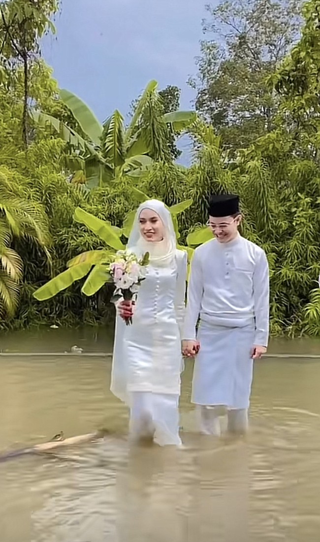 Malaysia mengalami bencana banjir bandang yang terjadi akhir pekan lalu. Aktivitas warga pun menjadi terhambat. Termasuk pengantin yang ingin mengadakan acara pernikahan. Foto: Dok. Tangkapan layar akun TikTok @asyikonnnnnnnnnn.