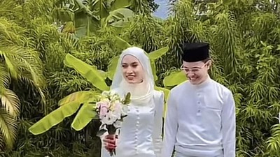7 Foto Pengantin yang Viral Tetap Gelar Pernikahan Meski Pelaminan Kebanjiran