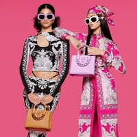 Inilah koleksi busana Versace untuk pra-musim gugur 2022. Foto: dok. Versace.