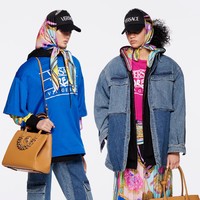 Inilah koleksi busana Versace untuk pra-musim gugur 2022. Foto: dok. Versace.