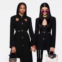 Inilah koleksi busana Versace untuk pra-musim gugur 2022. Foto: dok. Versace.