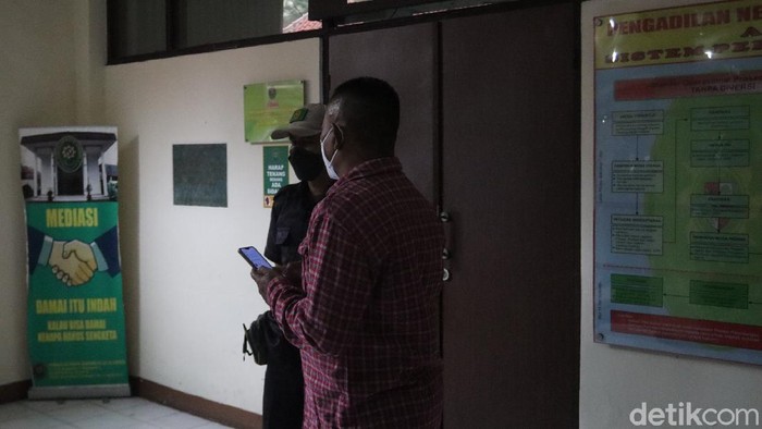 Kuasa hukum santriwati dilarang masuk ruang sidang Herry Wirawan