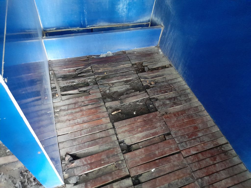 Lantai tempat wudu di Halte TranJakarta Monas rusak.