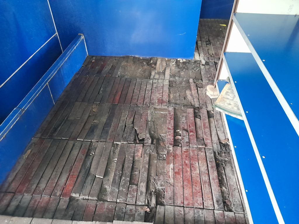 Lantai tempat wudu di Halte TranJakarta Monas rusak.