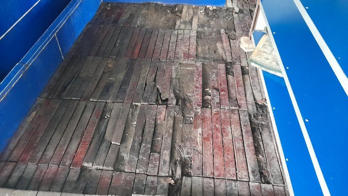 Lantai tempat wudu di Halte TranJakarta Monas rusak.