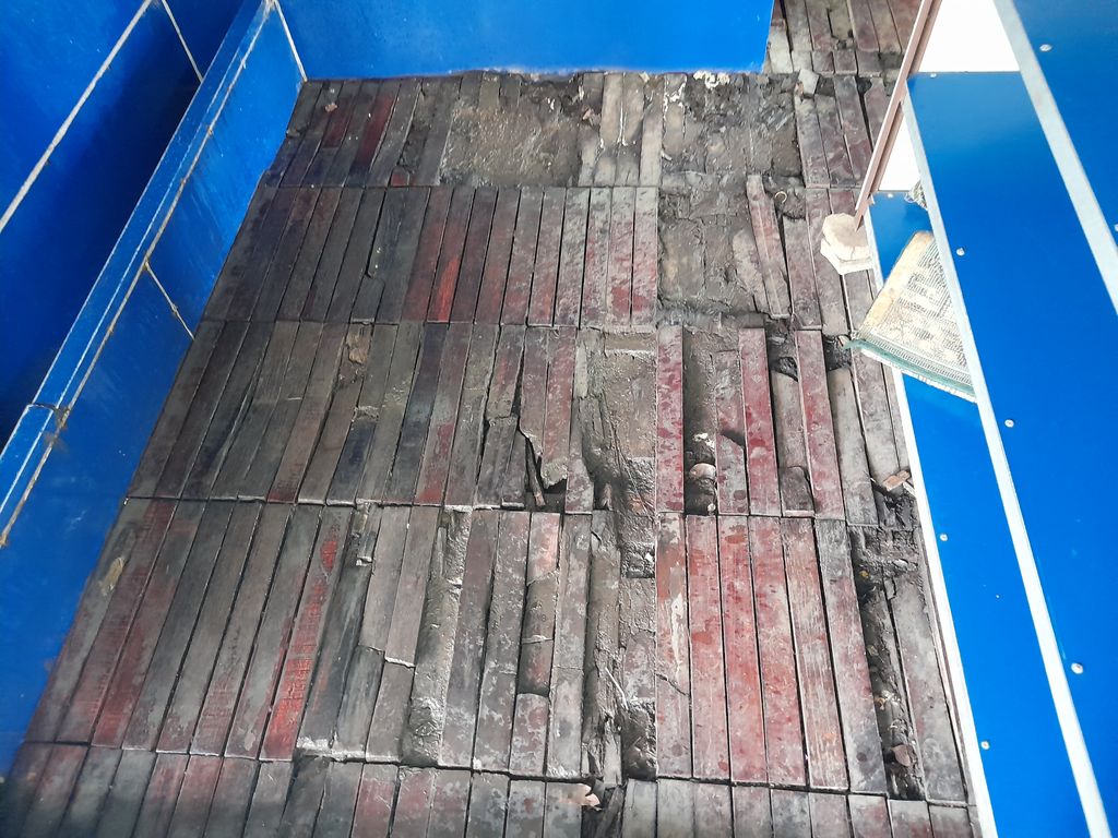 Lantai tempat wudu di Halte TranJakarta Monas rusak.