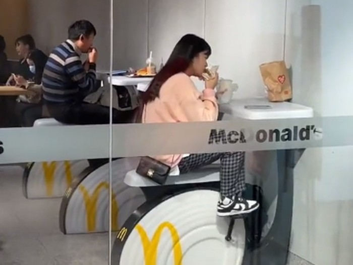 Meja Makan Bentuk Sepeda Statik di McD Meja Makan Bentuk Sepeda Statik di McD China