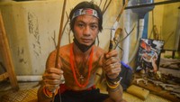 Tato tradisional Mentawai dikenal sebagai tato tertua di dunia. Tato tradisional ini menggunakan jarum dari kayu dan pewarna dari arang.