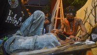 Seni tato tradisional ini pun kini kembali menjadi tren anak muda di Mentawai sebagai upaya pelestarian budaya asli Sikerei.