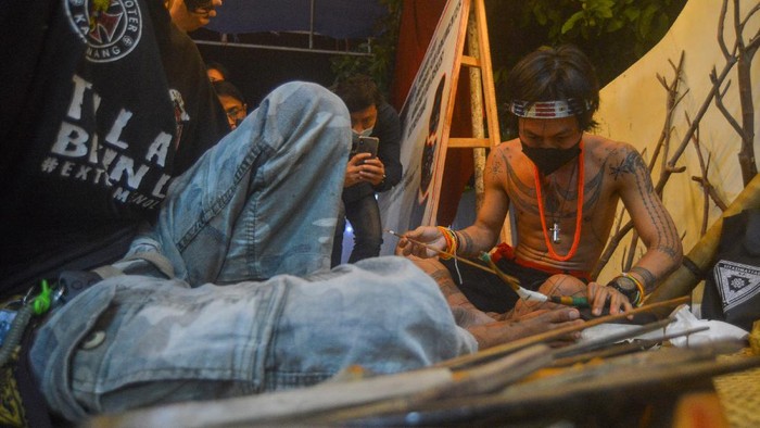 Tato tradisional Mentawai dikenal sebagai tato tertua di dunia. Seperti apa proses pembuatannya? Lihat yuk.