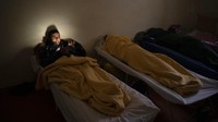 Youssef Alami (29), dari Maroko beristirahat di tempat perlindungan migran di Briancon, Prancis, setelah melintasi Pegunungan Alpen Prancis-Italia.