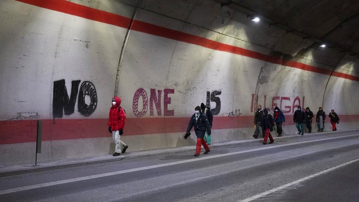 Migrasi warga Afghanistan di Pegunungan Alpen Migran Afghanistan Ali Rezaie, tengah, dan Sayed Hamza berjalan melalui Pegunungan Alpen Prancis-Italia untuk mencapai tempat perlindungan migran di Briancon, Prancis, Minggu, 12 Desember 2021. Ketika Taliban merebut kekuasaan di Afghanistan pada Agustus, beberapa warga Afghanistan memutuskan untuk melarikan diri dan memulai perjalanan terlarang ribuan kilometer ke Eropa. Pengembaraan Rezaie melalui lima negara telah membawanya tinggi ke Pegunungan Alpen Prancis-Italia, di mana ia mendorong melalui salju setinggi lutut untuk menghindari penjaga perbatasan. (Foto AP/Daniel Cole)