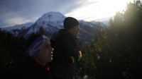 Imigran Afghanistan Ali Rezaie dan Sayed Hamza berjalan melalui Pegunungan Alpen Prancis-Italia untuk mencapai tempat perlindungan migran di Briancon, Prancis, Minggu, (12/12/2021). Ketika Taliban merebut kekuasaan di Afghanistan pada Agustus, beberapa warga Afghanistan memutuskan untuk melarikan diri dan memulai perjalanan terlarang ribuan kilometer ke Eropa. Pengembaraan Rezaie melalui lima negara telah membawanya tinggi ke Pegunungan Alpen Prancis-Italia, di mana ia harus melewati salju setinggi lutut untuk menghindari penjaga perbatasan.