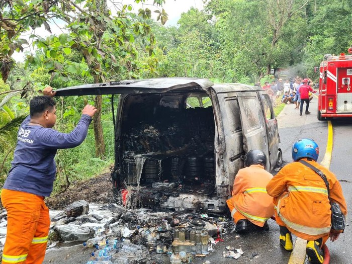 mobil terbakar di pacitan