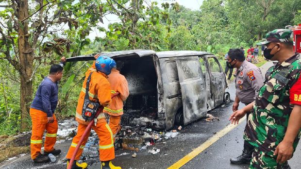 mobil terbakar di pacitan