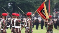 Pasalnya menurut Dudung tak semua prajurit TNI mendapatkan brevet dengan kualifikasi khusus. Hal ini, kata dia, merupakan bentuk dari penerimaan tulus dan penghargaan kepada dirinya selaku Kasad yang bertanggung jawab atas korps di lingkungan TNI Angkatan Darat, termasuk Kopassus.