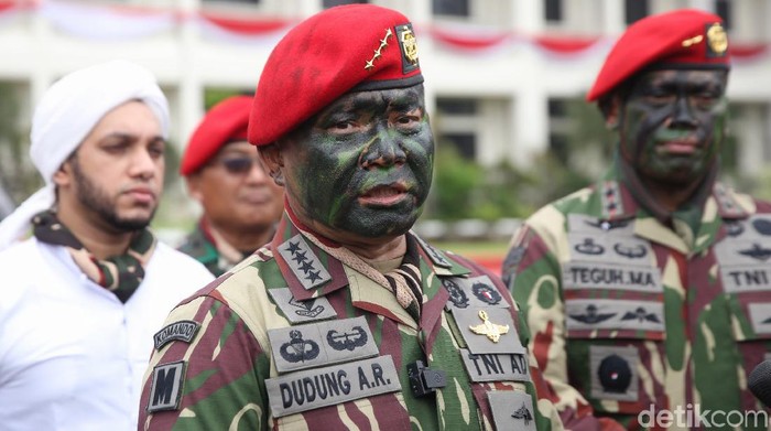 KASAD Jenderal TNI Dudung Abdurachman mendapat tiga brevet dari Kopassus. Ketiga brevet itu adalah brevet Komando, brevet Anti Teror dan brevet Para Utama.