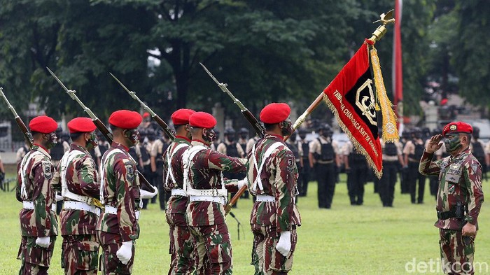 Momen Jenderal Dudung Terima 3 Brevet dari Kopassus KASAD Jenderal TNI Dudung Abdurachman mendapat tiga brevet dari Kopassus. Ketiga brevet itu adalah brevet Komando, brevet Anti Teror dan brevet Para Utama.