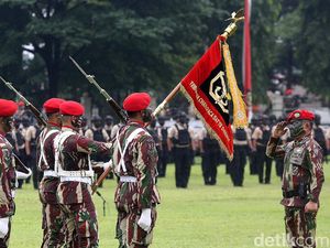Momen Jenderal Dudung Terima 3 Brevet dari Kopassus
