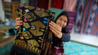 Sewaktu bangun, wanita itu akan sadar bahwa tangannya tak berhenti menenun. Inilah mengapa motifnya diberi nama Subahnale, dari kata subhanallah.