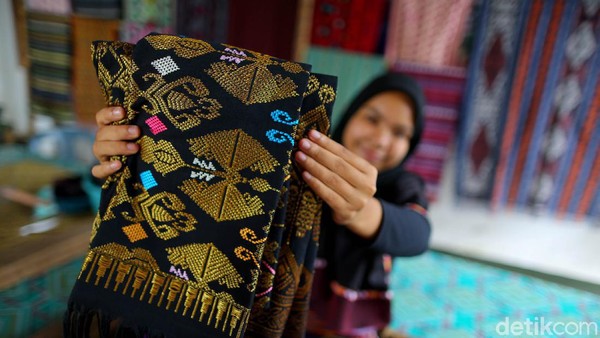 Sewaktu bangun, wanita itu akan sadar bahwa tangannya tak berhenti menenun. Inilah mengapa motifnya diberi nama Subahnale, dari kata subhanallah. Sewaktu bangun, wanita itu akan sadar bahwa tangannya tak berhenti menenun. Inilah mengapa motifnya diberi nama Subahnale, dari kata subhanallah.