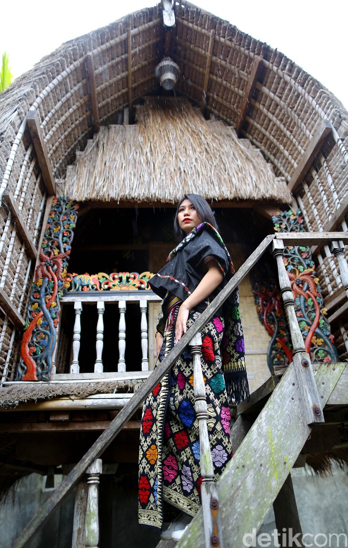Motif Tenun Lombok Sasak Subahnale Motif Tenun khas Lombok Sasak yang bernama Subahnale ini sangat bernilai tinggi dan memiliki arti yang luas.