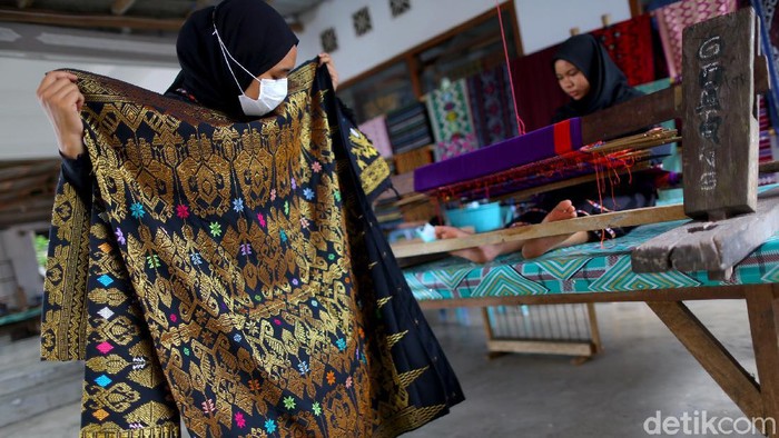 Motif Tenun Lombok Sasak Subahnale Motif Tenun khas Lombok Sasak yang bernama Subahnale ini sangat bernilai tinggi dan memiliki arti yang luas.