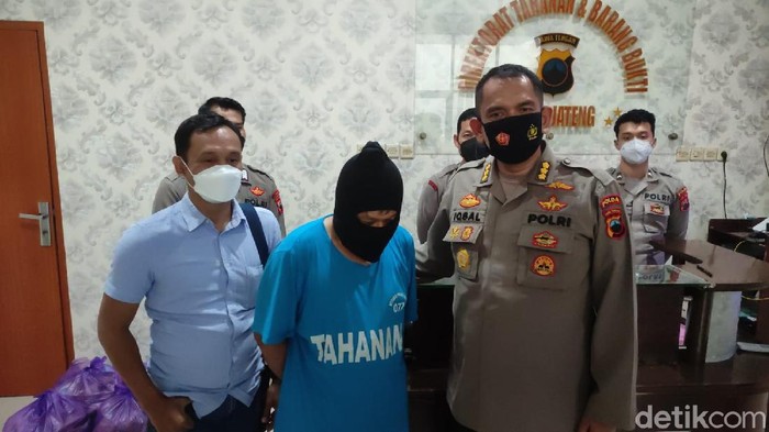 Muncikari JB, tersangka prostitusi selebgram TE dan DJ Brazil, di Polda Jateng, Selasa (21/12/2021).