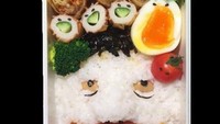 Nasi bekal berbentuk wajah manusia yang satu ini juga memiliki bentuk bibir yang tebal, terbuat dari daging ikan tuna. Lauknya berupa lumpia, tamago, dan udang bumbu merah. Foto: Facebook.com/khongsocho.official