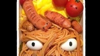 Spaghetti buatan kreator makanan ini juga tampak menyeramkan. Diberikan mata dan bibirnya terbuat dari irisan paprika. Foto: Facebook.com/khongsocho.official