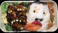 Nasi bekal atau bento ada yang dibentuk menyerupai wajah manusia, tapi tidak menyeramkan seperti ini. Nasi bekal ini terdapat dua wajah yang menyeramkan, yang satunya berwarna hitam dengan gigi taring dari keju. Sedangkan yang satu lagi ada bulu hidung terbuat dari nori. Foto: Facebook.com/khongsocho.official