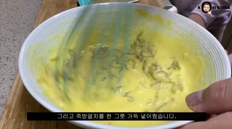 Orang Korea Berhasil Bikin Rempeyek Ikan Teri yang Enak