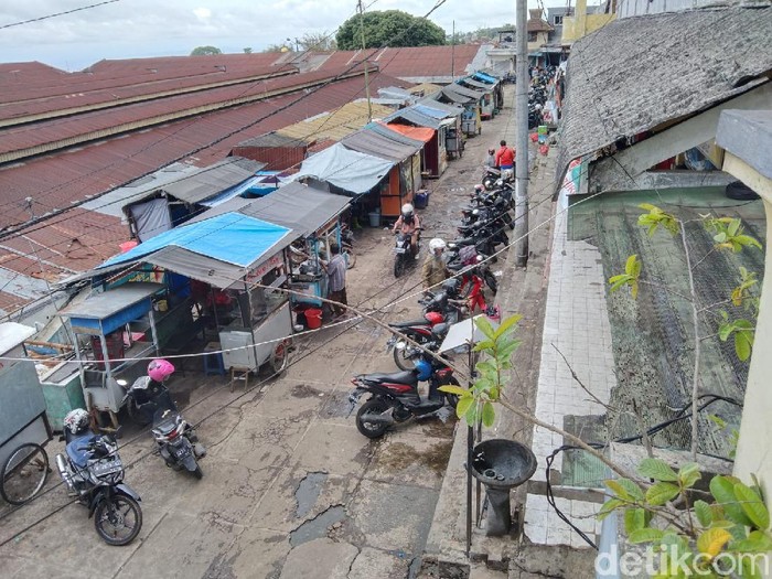 Pedagang Pasar Besar Kota Batu akan menyomasi Pemkot Batu. Somasi itu soal rencana lelang kios yang saat ini ditempati dan milik para pedagang.