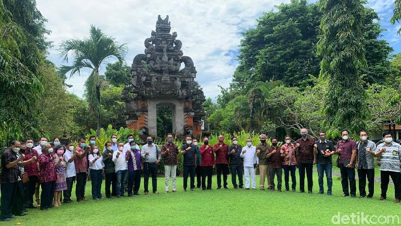 Foto bersama pelaku pariwisata Bali di Dinas Pariwisata Provinsi Bali.