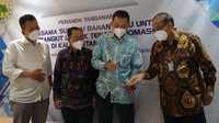 Direktur PT Inhutani III Hezlisyah Siregar, Direktur Utama PT Cipta Energi Lestari Djoko Winarno, Presiden Direktur PT Indoplas Energy Bobby Gafur Umar, dan Ketua Umum Asosiasi Pengusaha Hutan Indonesia (APHI) Indroyono Soesilo berbincang usai melakukan penandatanganan naskah Perjanjian Kerjasama (MoU) Pembangunan Tanaman Industri Kayu Energi (Biomassa) dalam Kawasan Hutan Produksi di Areal Kerja IUPHHK-HTI PT Inhutani III Kalimantan Barat, antara PT Inhutani III dengan Konsorsium Indoplas-CEL (PT Indoplas Makmur Lestari dan PT Cipta Energi Lestari), di Jakarta, Senin (20/12).