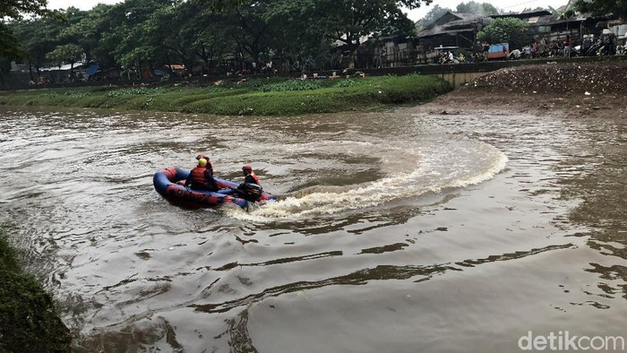 Pencarian bocah diduga hanyut ke kali Pesanggrahan