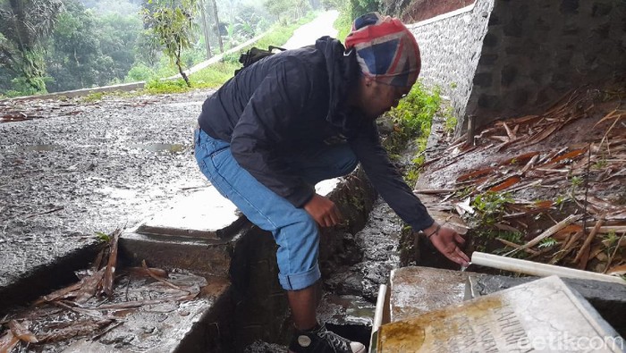 Pengendara motor sedang menikmati kejernihan mata air Kahuripan Cileutik di Kawasan Gunung Gadung, Desa Sukajaya, Kecamatan Sumedang Selatan.